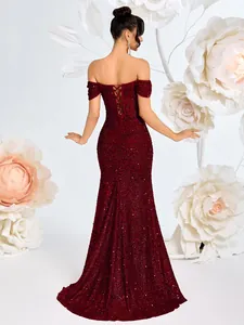 Vista posteriore di un abito da sera bordeaux con paillettes e allacciatura a corsetto