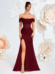 Abito da sera bordeaux con paillettes, vita a corsetto e dettaglio spacco alto