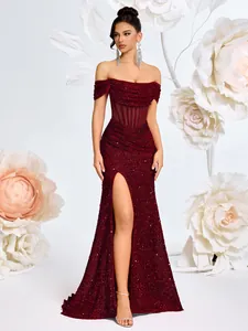 Elegante abito da sera in paillettes bordeaux con corsetto in vita e spacco alto