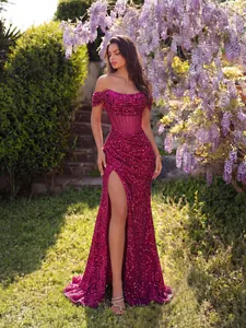 Abito da sera con paillettes magenta, spalle scoperte, vita a corsetto e spacco alto