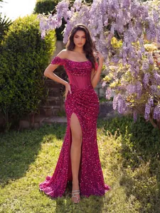 Elegante abito di paillettes magenta con vita a corsetto e spacco alto in giardino