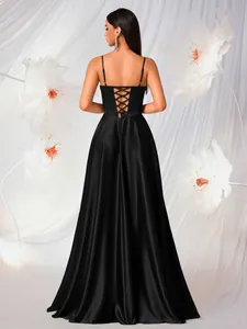 Elegante abito da sera in raso nero con dettaglio stringato sulla schiena per eventi