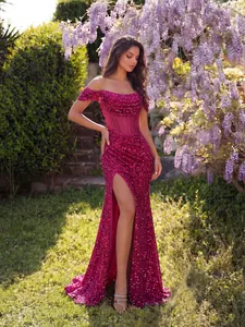 Elegante abito da sera in paillettes magenta con spalle scoperte, spacco alto e corpino a corsetto.