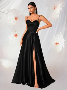 Elegante abito da sera in raso nero con scollo a cuore e spacco alto sulla gamba