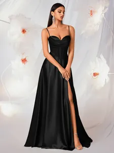 Elegante abito da sera in raso nero con bustino a corsetto e spacco alto per feste