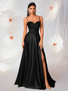 Elegante abito da sera in raso nero con corpino a corsetto e spacco alto per feste