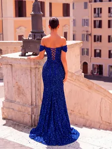 Elegante abito da sera blu reale con paillettes, spalle scoperte e strascico posteriore
