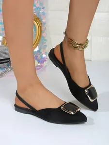 Vue détaillée de ballerines slingback noires élégantes à bout pointu et boucle carrée