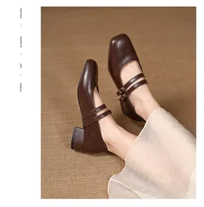 Gros plan de chaussures Mary Jane marron à bout carré avec deux brides sur fond texturé