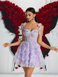 Magnifique mini robe bustier violette à fleurs avec volants sur un mannequin pro