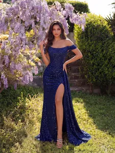 Elegante abito da sera blu con paillettes scoperte e spacco alto sulla gamba