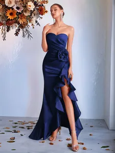 Elegante abito da sera in raso blu navy, senza spalline con ruches e spacco alto