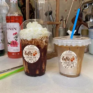 Détail des autocollants de remerciement sur le thème du café appliqués sur des gobelets