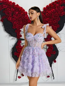 Détail d'une robe corset à fleurs violettes avec du tulle à volants et des nœuds.