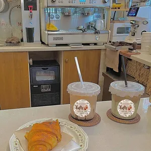 Autocollants graffiti 'Thanks a latte' sur des tasses de café dans une scène de café cosy