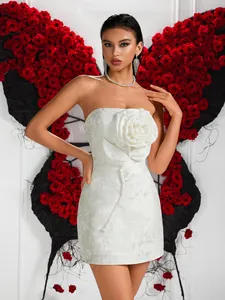Détail de l'accent floral 3D sur une mini robe en jacquard blanc sans bretelles
