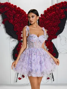 Vue détaillée d'une mini-robe corset à fleurs mauves avec une jupe en tulle à volants