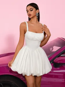 Elegantes weißes Satin-Minikleid mit bauschigem Ballonrock und plissiertem Oberteil