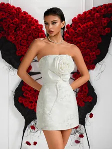 Vue détaillée de la mini robe bustier blanche en jacquard avec grande fleur en 3D