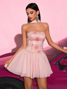 Elegante abito corto rosa senza spalline con fiori di strass per feste esclusive ed eventi serali
