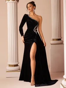 Elegant black one-shoulder velvet evening gown with rhinestones and high slit for banquets