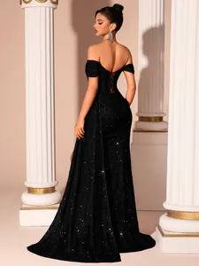 Elegante abito da sera a sirena nero con paillettes e spalle scoperte, vestibilità slim