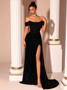Elegante abito da sera nero con paillettes, spalle scoperte, spacco alto e corsetto.