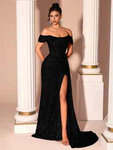 Elegante abito da sera nero con paillettes, spalline scoperte e spacco alto