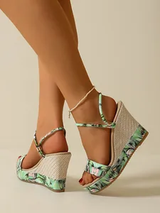 Elegante Damen Keilsandalen mit lebhaftem grünem Blumendruck und strukturierter Strohsohle Detail