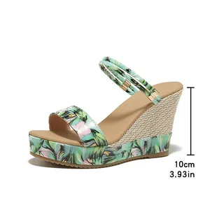 Detaillierte Seitenansicht einer floralen Keilsandalette mit 10 cm Absatzhöhe.