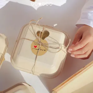 Gros plan d'un autocollant en papier kraft fait main sur un emballage écologique