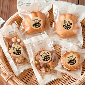 Detailweergave van kraftpapieren kattenstickers die handgemaakte bakkerijzakjes verzegelen