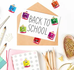 Stickers de crayons colorés sur une carte Back to School avec des fournitures de bureau.