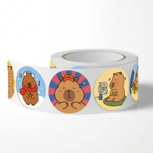 Detailansicht einer Rolle runder Capybara-Aufkleber zum Verpacken von Geschenken.