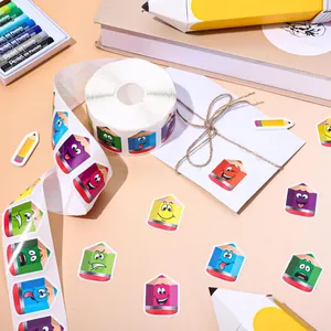 Vue détaillée d'autocollants de récompense en forme de crayon de couleur pour enfants et DIY