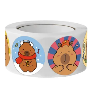 Detailansicht einer Rolle mit 500 niedlichen runden Capybara-Aufklebern für Geschenke