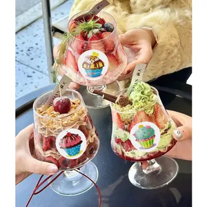 Vista detallada de lindas pegatinas de cupcakes en copas de postre para decoración de fiestas