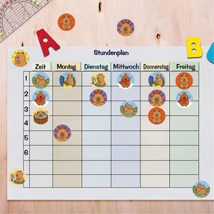 Detailaufnahme von süßen runden Capybara-Aufklebern auf einem Stundenplan-Hintergrund