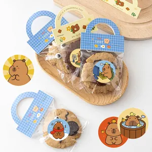 Nahaufnahme von niedlichen Capybara-Cartoon-Rundaufklebern auf Geschenkverpackungen