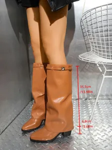 Bruine gaiter laarzen detail met 35,5 cm schachthoogte en 6,8 cm hak