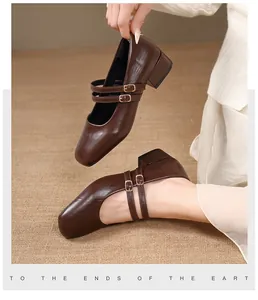 Vue détaillée des chaussures Mary Jane en cuir marron avec doubles boucles et bout carré