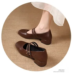 Vue détaillée de chaussures Mary Jane en cuir marron à doubles brides et bout carré.