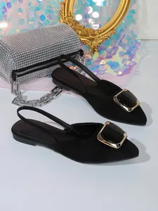 Élégantes ballerines noires à bout pointu et bride arrière avec boucle dorée