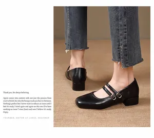 Vue détaillée des chaussures Mary Jane noires à bout carré de style français chic