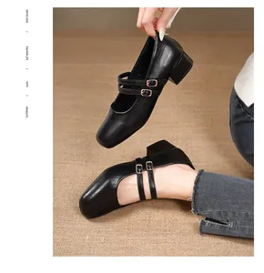 Détail de chaussures Mary Jane noires à bout carré avec doubles brides et petit talon bloc.