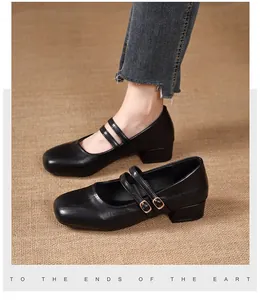 Détail de chaussures Mary Jane noires à bout carré avec double bride style français.