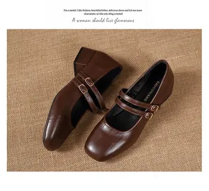 Vue détaillée des chaussures Mary Jane marron à bout carré et double bride.