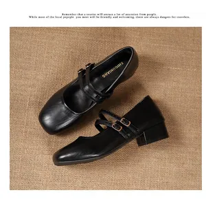 Détail de chaussures Mary Jane noires de style français avec doubles brides à boucle