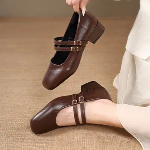Détail de chaussures Mary Jane marron de style français avec brides et bout carré