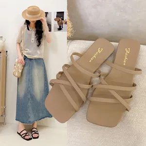 Sandali piatti color kaki a punta quadra con cinturini incrociati per la spiaggia